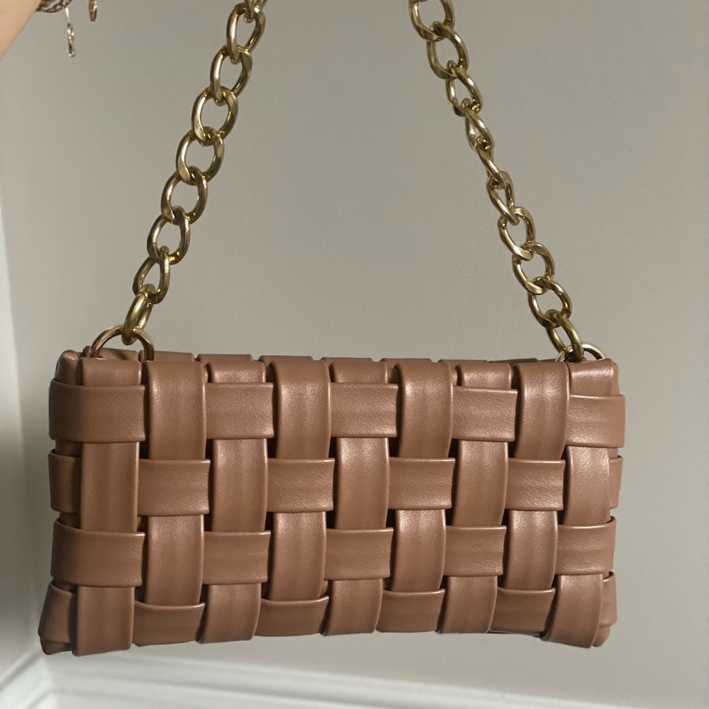 Woven clutch